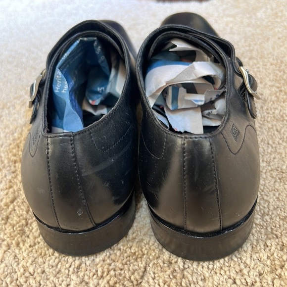 Hugo Boss mens SZ 9.5 black leather shoes.